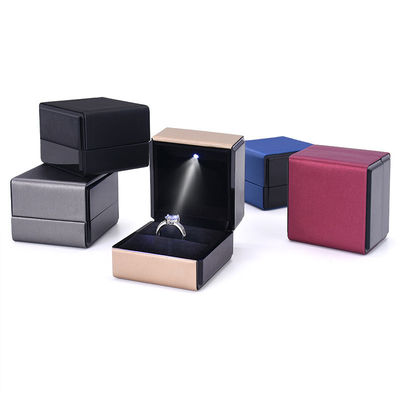 A proposta Ring Necklace Bracelet Bracelet Packaging da joia da luz do diodo emissor de luz escovou a guarda-joias de couro